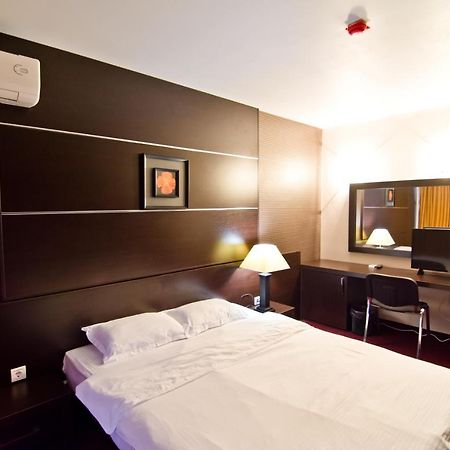 Hotel Romantika Haskovo Luaran gambar